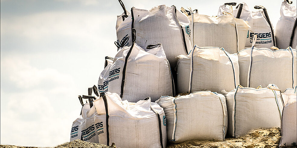 Mit Sand gefüllte BigBags die zu einem Notdeich aufgestapelt sind