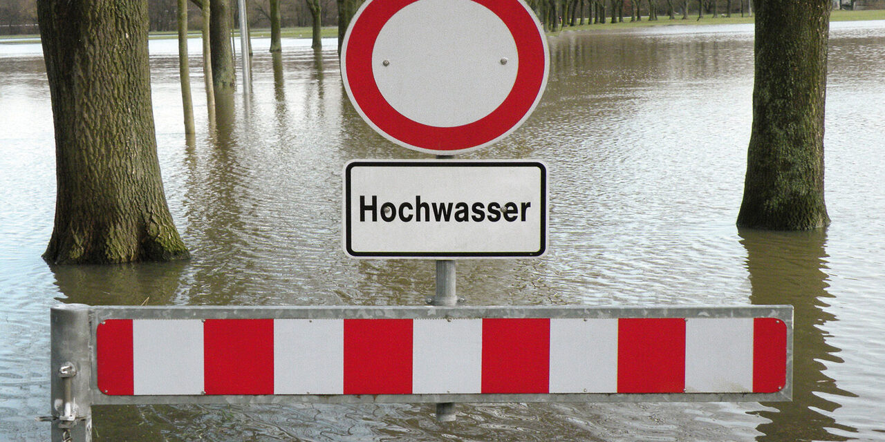 Absperrung eines Weges bei Hochwasser