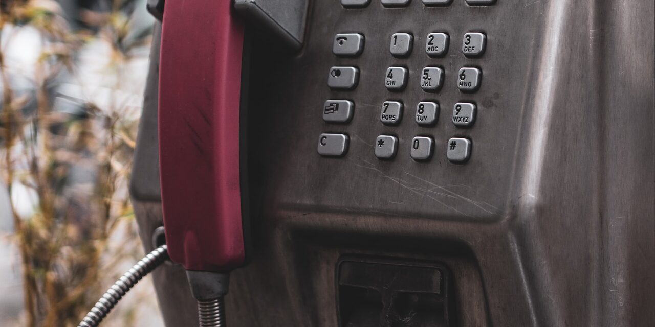 Ein Münztelefon zum Kontaktieren