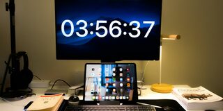 Bildschirm mit Uhrzeit