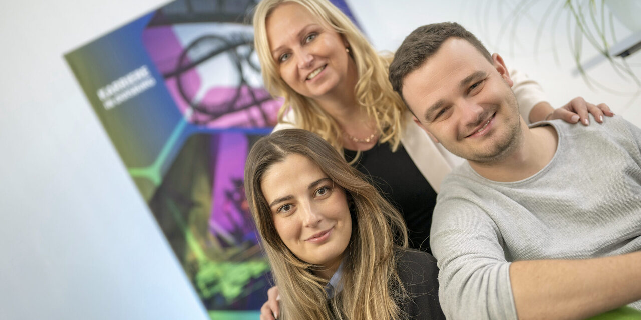 2 MA die Handys in der Hand halten