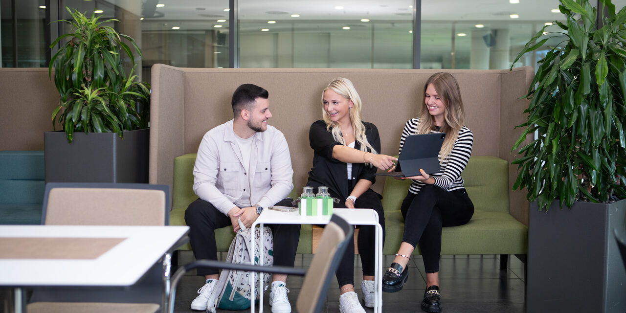 Junge Menschen mit Laptop im New Work Bereich