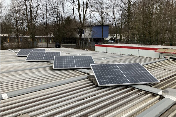 Solar-Module auf dem Dach der Alfred-Adler-Schule