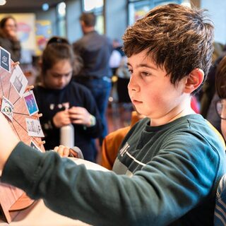 Kinder, die an einem Glücksrad drehen