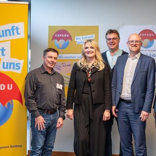 v.l.: Karl-Heinz Frings, Dezernentin Linda Wagner, Harald Giesemann,Oberbürgermeister Sören Link, Björn Metzler, WBD Geschäftsbereichsleiter Immobilienmanagement.  Foto: Tanja Pickartz / Stadt Duisburg