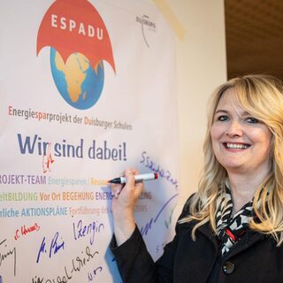 Frau Beigeordnete Linda Wagner setzt Ihre Unterschrift auf dem ESPADU-Plakat