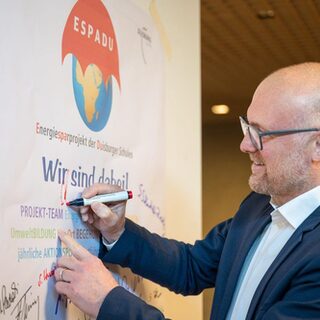 Herr Oberbürgermeister Sören Link beim Unterschreiben des ESPADU Plakats