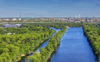 Blick auf die Regattabahn in Duisburg mit der Innenstadt im Hintergrund.
