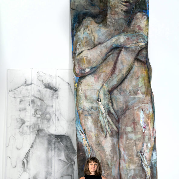 Die Künstlerin Lisa Wölfel vor einem ihrer Bilder