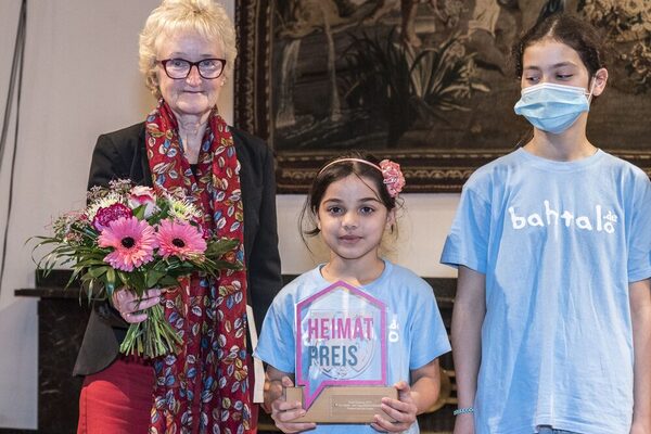 Heimat-Preis 2021 Frau Keller-Steegmann mit jungen Mitgliedern