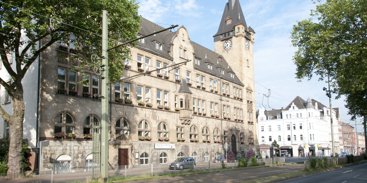 Gesamtansicht des Rathauses Hamborn mit Blick auf den Eingang von "kulturiges"