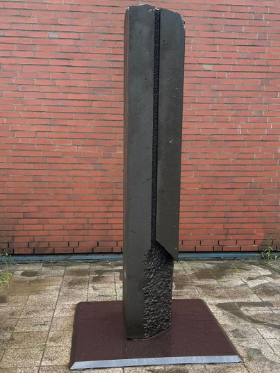 Stele aus Basaltlava, geschliffen auf einer Eisenplatte