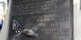 Gedenktafel an das Konzentrationslager Ratingsee auf der Meidericher Von-der-Mark-Straße vor der katholischen St. Michael Kirche