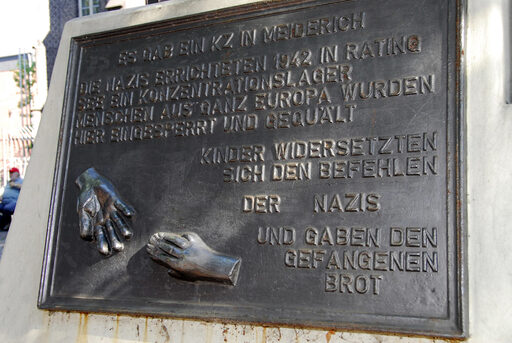Gedenktafel an das Konzentrationslager Ratingsee auf der Meidericher Von-der-Mark-Straße vor der katholischen St. Micheal Kirche