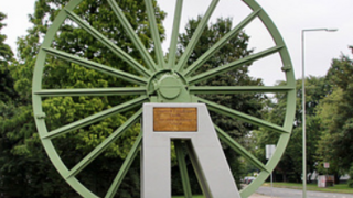 Die Seilscheibe ist eine zweiteilinge stählerne Scheibe des ehemaligen Schacht V, mit einem Durchmesser von 7 Metern.