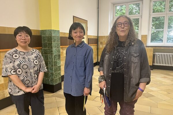 Gastkünstlerinnen Yui Tombana (li.) und Hui-Chen Yun mit Elisabeth Höller (re.)