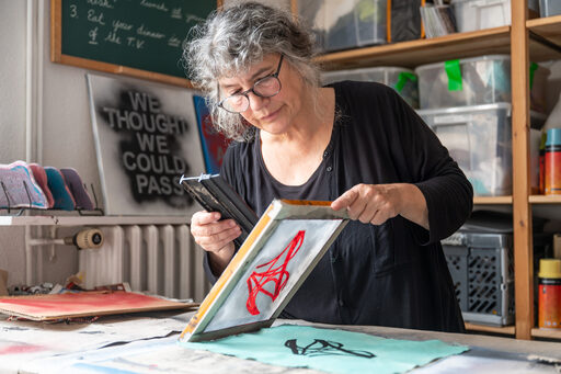 Stacey Blatt rakelt Siebdrucke