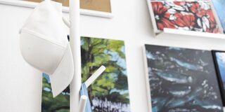 Wandansicht in einem Atelier mit vier Bildern an der Wand