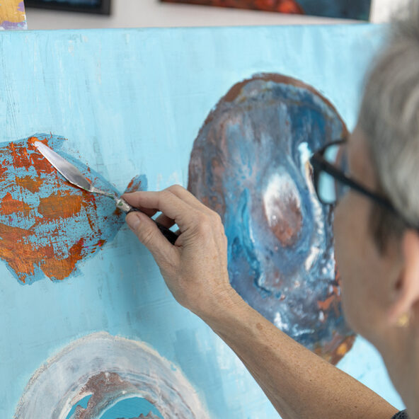 Wandansicht in einem Atelier mit vier Bildern an der Wand