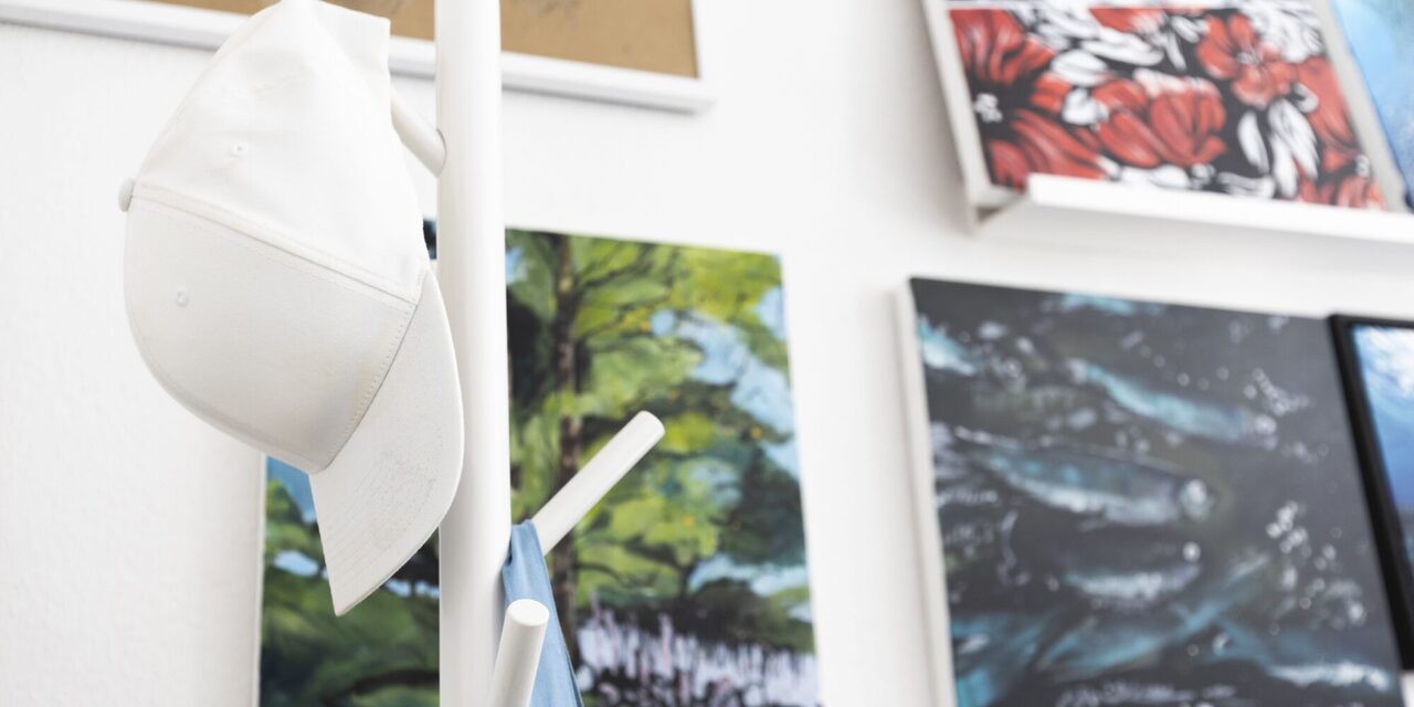 Wandansicht in einem Atelier mit vier Bildern an der Wand