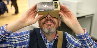 Man hat VR-Brille auf