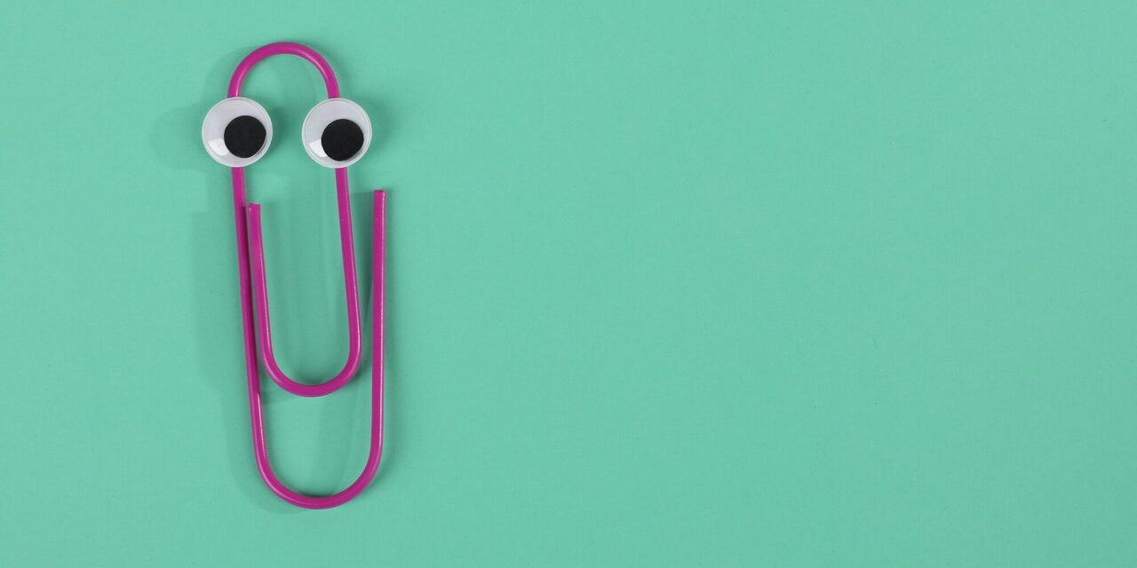 Eine Büroklammer mit zwei Augen.