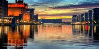 Bild vom Innenhafen in der Abenddämmerung