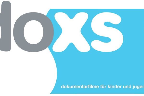 zu sehen ist das Logo doxs! dokumentarfilme für kinder und jugendliche