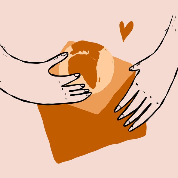 Hände holen Weltkugel aus einem Briefumschlag