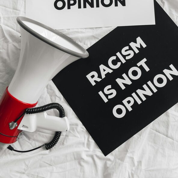 Megafon mit Schildern "Racism is not opinion"