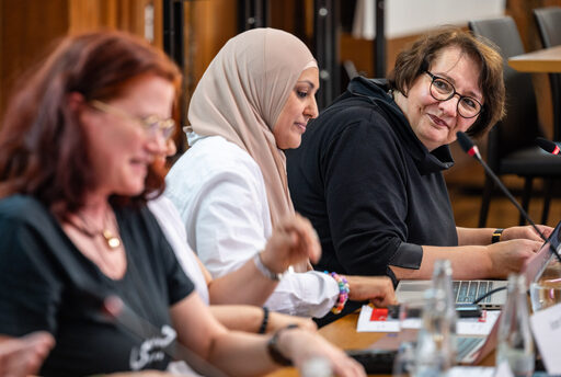 v.l.: Julia Rombeck, Koordinatorin Schule ohne Rassismus – Schule mit Courage, Rachida Brigui, Referat für Gleichberechtigung und Chancengleichheit und Elisabeth Koal, Gleichstellungsbeauftragte der Stadt Duisburg