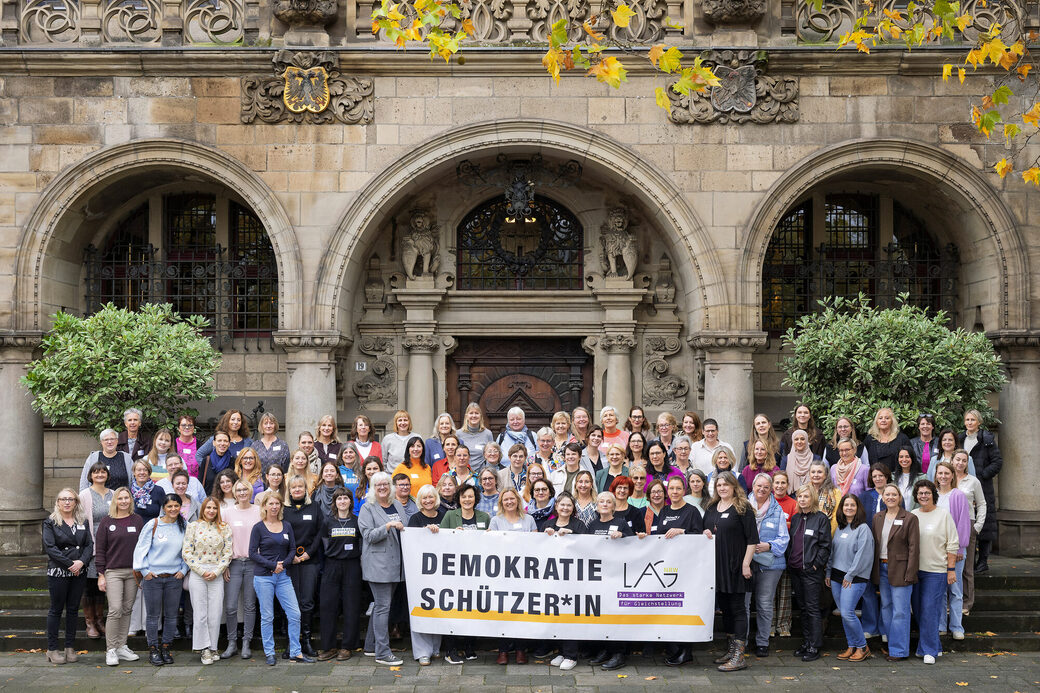 Die Gleichstellungsbeauftragten vor dem Duisburger Rathaus