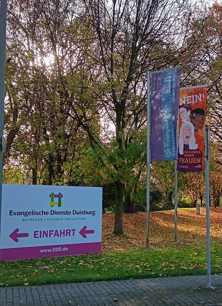 Fahne vor der Einfahrt zu den Evangelischen Diensten Duisburg