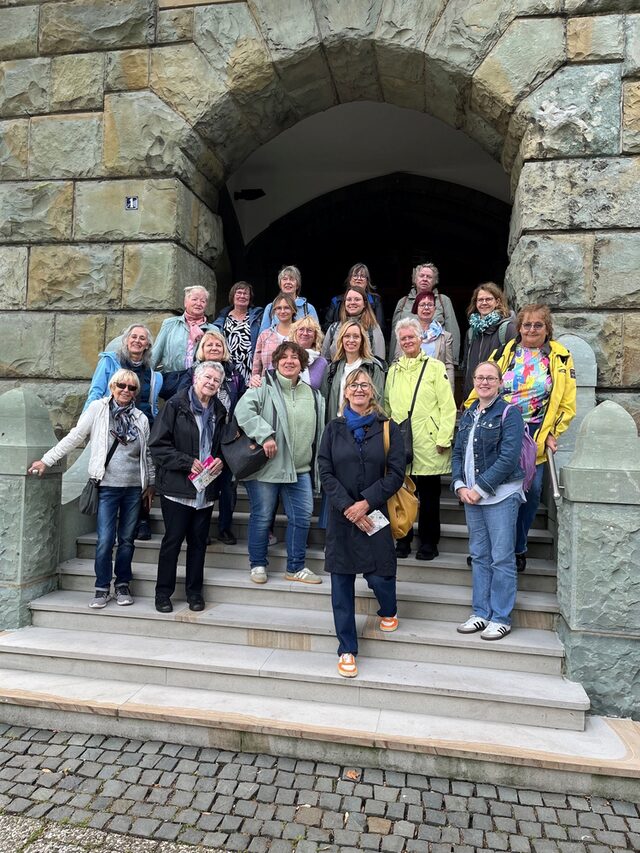 Die Frauengruppe vor dem Hattinger Rathaus