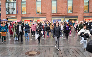Duisburg tanzt zu dem Song "Break the Chain" gegen Gewalt an Frauen und Mädchen
