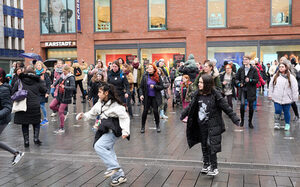 Duisburg tanzt zu dem Song "Break the Chain" gegen Gewalt an Frauen und Mädchen