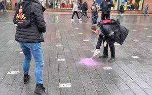 Das Motiv von One Billion Rising wird aufgesprüht