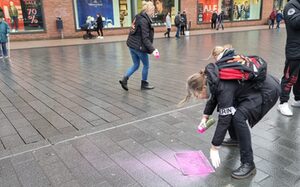 Das Motiv von One Billion Rising wird aufgesprüht