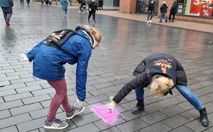 Das Motiv von One Billion Rising wird aufgesprüht