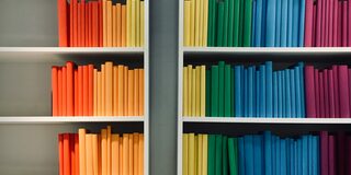 Bücherregal mit bunten Büchern