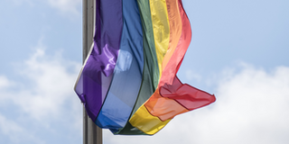 Die gehisste Regenbogenflagge