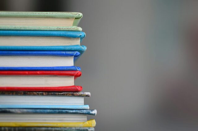 Stapel bunter Bücher