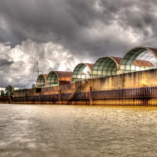 Abendstimmung am Rhein mit Hafenkai