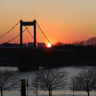 Sonnenuntergang, Blick zur "Homberger Rheinbrücke"