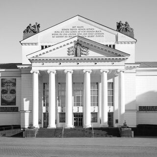 Schwarz Weiß Bild des Duisburger Theaters