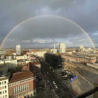 Regenbogen über Innenstadt
