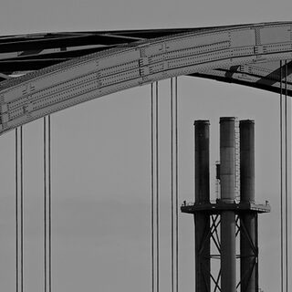 Schwarzweiß Bogen der Brücke der Solidarität im Hintergrund ein Teil des Stadtwerketurms