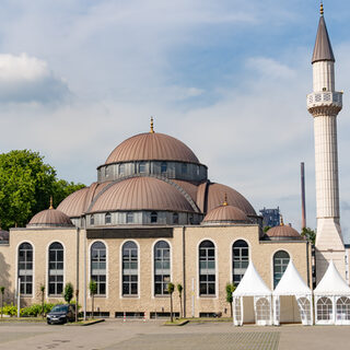 Frontalaufnahme Merkez Moschee