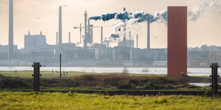 Mercatorinsel Ruhrort - seitlich das "Rheinorange"