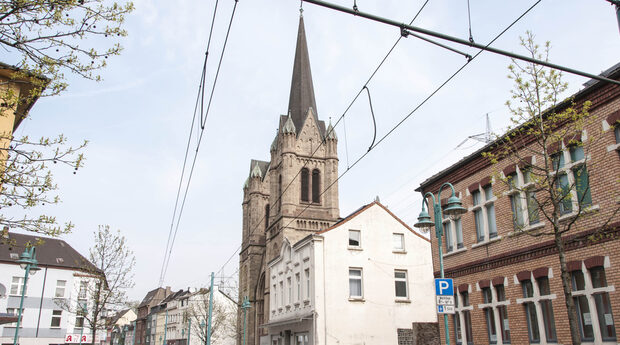 Duisburg-Laar, Friedrich-Ebert-Str und die Kirche St. Ewaldi